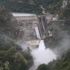 El control de la seguridad se extremará en la presa del pantano de Bárcena. L. DE LA MATA