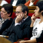 Los diputados de la CUP Gabriela Serra, Antonio Baños y Anna Gabriel, en el Parlament.