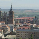 Vista de la catedral y del palacio de Gaudí en una imagen de archivo.