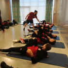 Los jugadores de la Cultural realizando estiramientos y ejercicios de movilidad en el hotel de concentración