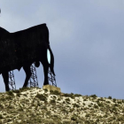 La silueta del toro sobre un cerro de Villafranca de Ebro, Zaragoza.