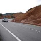 La carretera entre Fresnedo y Fabero estaba ayer cortada en un carril por la caída de tierra.