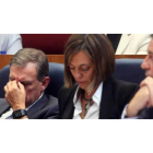 Mateos, visiblemente preocupado, junto a los consejeros Milagros Marcos y Sáez Aguado.