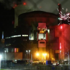 Greenpeace lanza fuegos artificiales en la central nuclear de Cattenom (Francia)