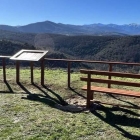 Mirador situado en la ruta de Riego de Ambrós con cartelería novedosa elaborada por Tvitec. DL