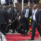 El presidente de Zimbabue Robert Mugabe tropezando tras un discurso este lunes en un aeropuerto en su país.
