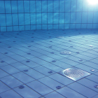 ¡Limpia el fondo de tu piscina en León como si fueras un experto!