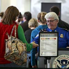 Los pasajeros pasaban el sábado los controles de seguridad en el aeropuerto Metropolitan de Detroit.