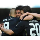 Higuaín, Kaká y Benzemá celebran uno de los goles, hoy en Mestalla.