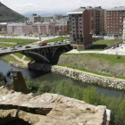 En esta zona del castillo y al fondo tras el puente García Ojeda, fueron dos de los tres botellones.