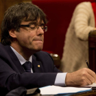 El presidente de la Generalitat, Carles Puigdemont, en el Parlament. QUIQUE GARCÍA