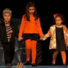 Unos niños durante el desfile de moda del comercio local