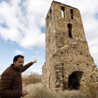 Carlos Anta señala la torre aislada de Fresno, testigo de una iglesia de buenas proporciones y cuya estructura sería similar a la de Velilla de la Valduerna.