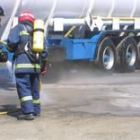Los bomberos de Ponferrada limpian del suelo el ácido vertido en las inmediaciones de la gasolinera
