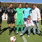 El niño Adrián Fanegas realiza el saque de honor antes del comienzo del derbi provincial.