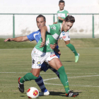 Cristian se lleva un balón colgado por los segovianos evitando que llegue a Quique.