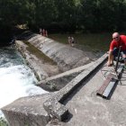 Uno de los vocales de la directiva, en la captación de la presa de riego de Cacabelos.