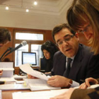 Emilio Guereñu, que presidió la Junta de acreedores, coteja los datos en un momento del acto