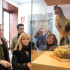 Manuela García Robles e Isabel Carrrasco observan un gallo del Curueño.