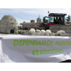 Pancarta reivindicativa para exigir un camino paralelo a la autovía a su paso por la localidad palentina de Dueñas.
