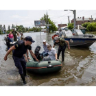 Los equipos de rescate evacuan a los residentes de una zona inundada en Jersón. STAS KOZLIUK