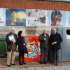 Salgado, Conde, Canedo y Azuara con uno de los cuatro contenedores de aceite de Fabero.