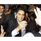 El candidato presidencial del Partido Progresista (PRO), Marco Enríquez-Ominami, saluda a un grupo de seguidores durante su cierre de campaña.