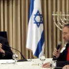 Lieberman, líder del partido Israel Beiteinu, ayer, en una reunión con el presidente israelí, Simón