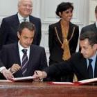 El presidente Zapatero y su homólogo francés Nicolas Sarkozy, durante la firma del acuerdo