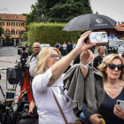 Una mujer se hace un selfi ante la villa de Berlusconi. MATTEO CORNER