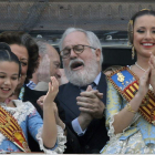 Cañete, junto a Barberá y las falleras Mayores.