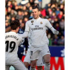 Odriozola felicita a Bale tras el gol que marcó el galés al Huesca. JAVIER CEBOLLADA