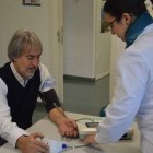El concejal Miguel Ángel de Celis prueba los nuevos tensiómetros digitales de los consultorios. DL