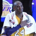 Kobe Bryant saluda al público tras acabar el partido. NELSON