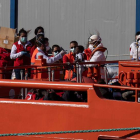 Llegada de un barco de Salvamento Marítimo con inmigrantes al puerto de Los Cristianos. M. BARRETO