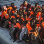 Refugiados e inmigrantes subsaharianos esperan ser rescatados por Proactiva Open Arms frente a la costa de Libia.