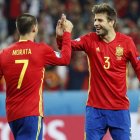 Piqué saluda a Morata por uno de los goles de la selección española en la Eurocopa. FORSTERLING