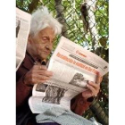 Una anciana cubana lee en Gramma las reflexiones de Fidel