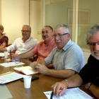 Ignacio Fernández Toxo y Josep Maria Álvarez, segundo y tercero por la derecha, con las ejecutivas de CCOO y UGT, ayer.