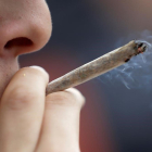 Un joven se fuma un porro durante una concentración a favor de la legalización de la marihuana en Francia.