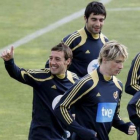 Cazorla, Arbeloa y Torres corren por el campo ayer en la sesión de recuperación
