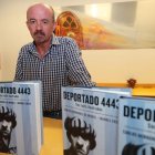 El periodista Carlos Hernández, corresponsal de guerra, presentó su libro sobre Mauthausen. DE LA MATA