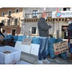 Los voluntarios del colectivo ecologista, ayer con la basura para concienciar de la situación. ANA F. BARREDO