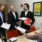 Pablo Fernández, Luis Fuentes y José Sarrión, durante la presentación de la propuesta. NACHO GALLEGO