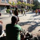 Un momento de la asamblea que los indignados celebraron en el barrio del Crucero.