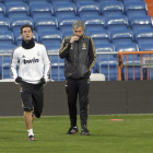 Xabi Alonso, a la izquierda, junto a Arbeloa, Mourinho y Özil en un entrenamiento.