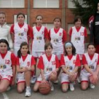 Formación de uno de los equipos que está participando en la competición escolar de baloncesto
