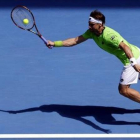 Ferrer devuelve una derecha a Chardy en el partido de tercera ronda del Abierto de Australia.