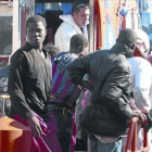 Algunos de los supervivientes de la patera, en el puerto de Almería.