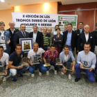 Los jugadores premiados, los patrocinadores y los organizadores de los premios inmortalizaron el momento especial de la II Gala Adelante y Arriba.